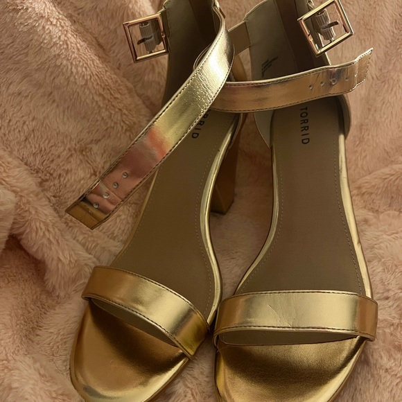 Torrid 12 rose gold Platform Pumps NEW - Picture 2 of 5